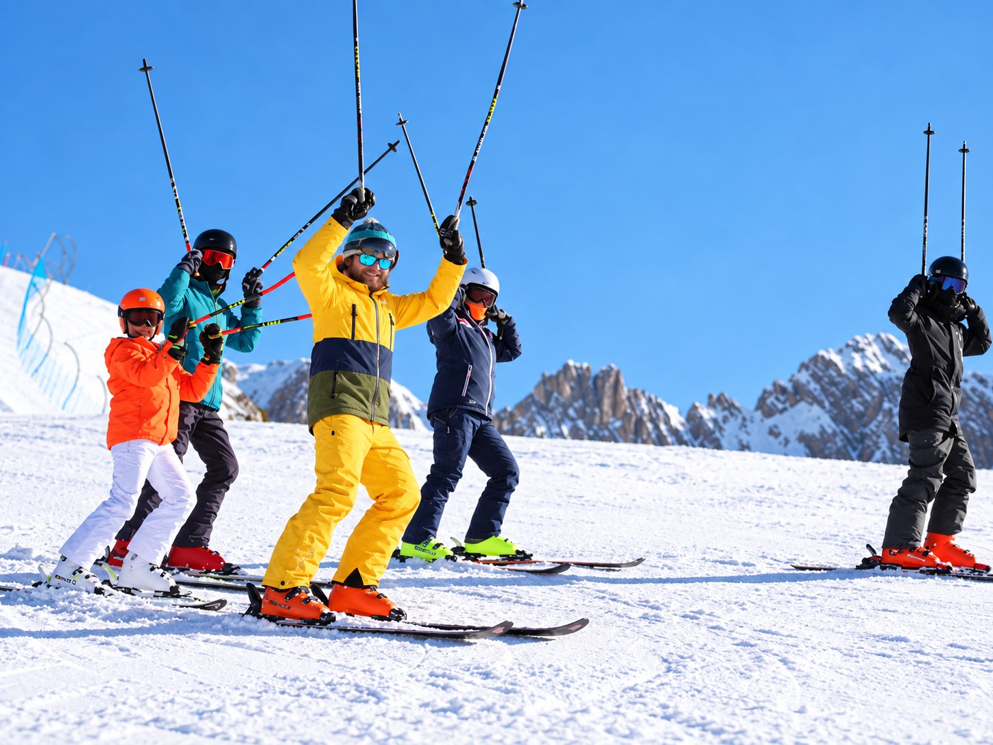 Un momento di allegria sulla neve con il maestro e il gruppo